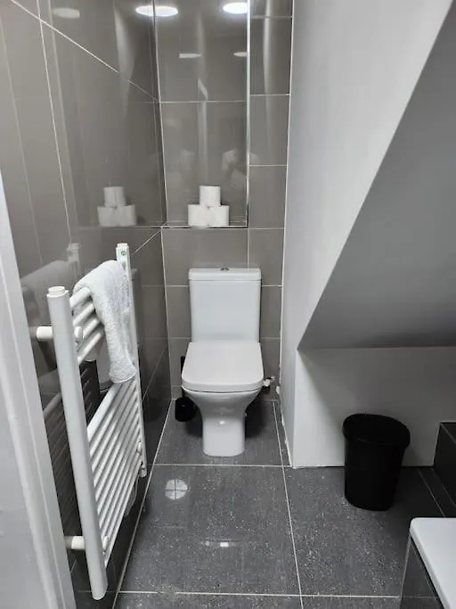 Supervalue Suite 6 - Fast Wifi, Hotel Linen, Keyless Entry, City Only 10 Mins - By Property Promise Cardiff
