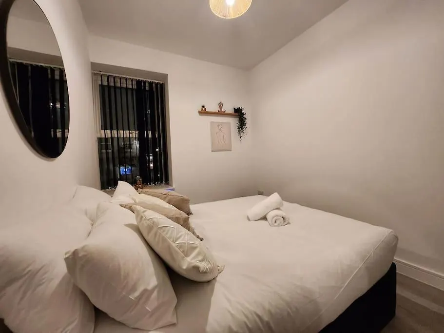 Supervalue Suite 6 - Fast Wifi, Hotel Linen, Keyless Entry, City Only 10 Mins - By Property Promise Cardiff 0*,  Wielka Brytania